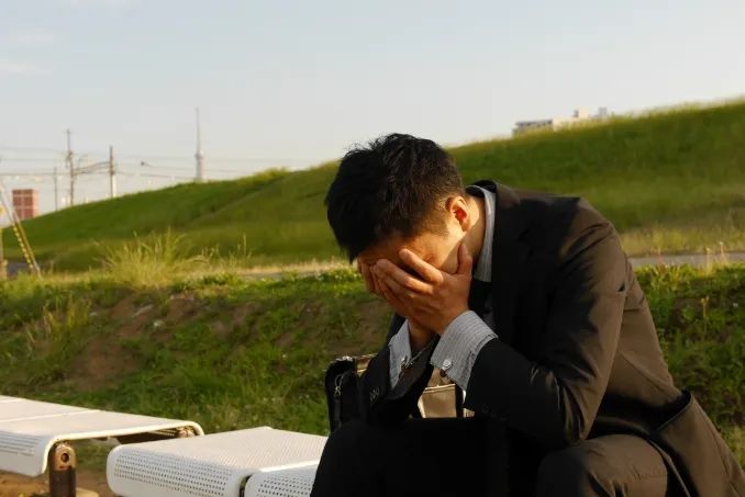 父母花重金“绑架”孩子，日本“家里蹲”背后的怪异产业