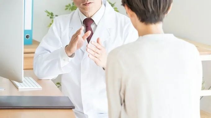父母花重金“绑架”孩子，日本“家里蹲”背后的怪异产业