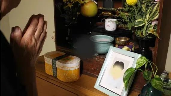 父母花重金“绑架”孩子，日本“家里蹲”背后的怪异产业