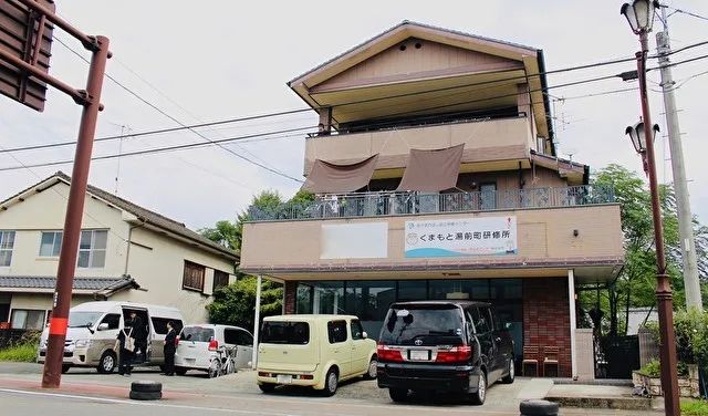 父母花重金“绑架”孩子，日本“家里蹲”背后的怪异产业