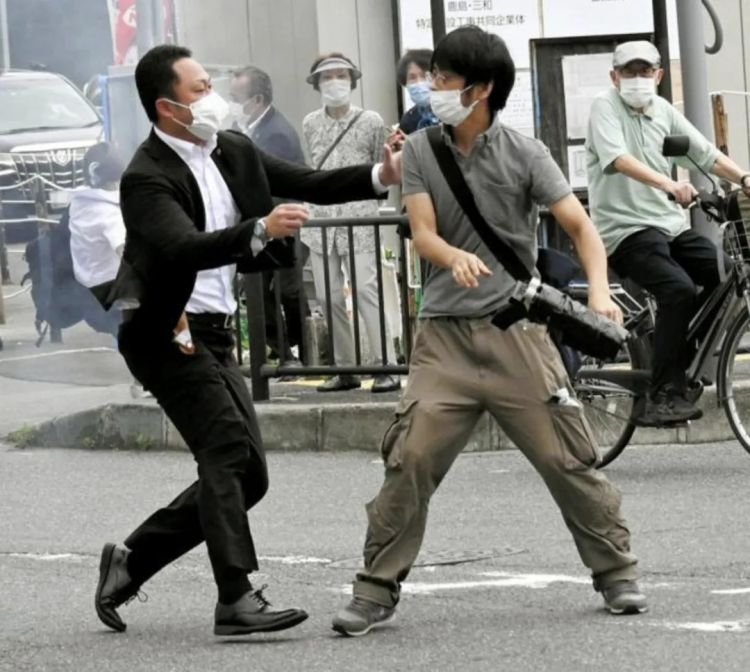 第244期：特朗普对日关税升级 称核爆阻止战争？安倍遇刺三周年仍未公审；现实版我推的孩子 | 百通板