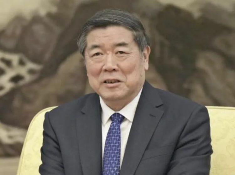 第244期：特朗普对日关税升级 称核爆阻止战争？安倍遇刺三周年仍未公审；现实版我推的孩子 | 百通板