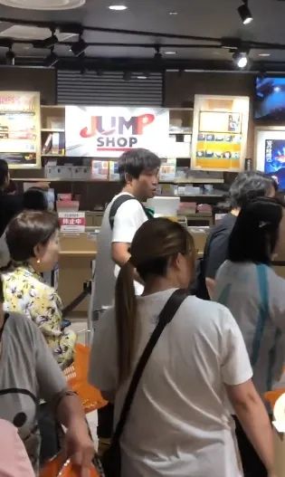 中国男子为抢周边在日本谷店大打出手，网友炸锅！