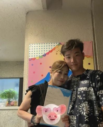 日本一妈妈改嫁女儿的同学，女儿：我拿你当同学你想当我爸？