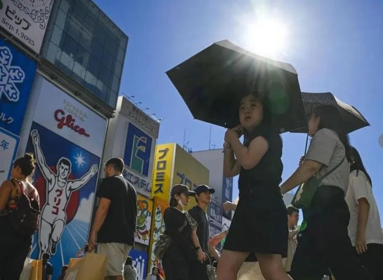 日本高温近40℃！樱花妹硬要长靴出街，热到靠喷雾续命？网友：这味儿不敢想...