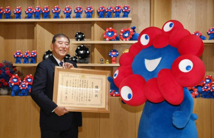 石破首相向世博吉祥物脉脉颁发感谢状 邀约未来再会