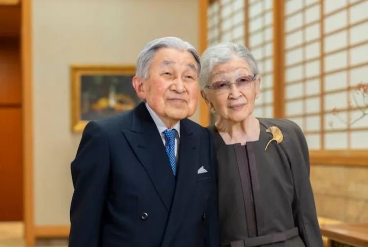 第259期：高市早苗当选 日本首位女首相诞生；露比酱上红白？藤冈靛宣布离婚；村山富市逝世 | 百通板