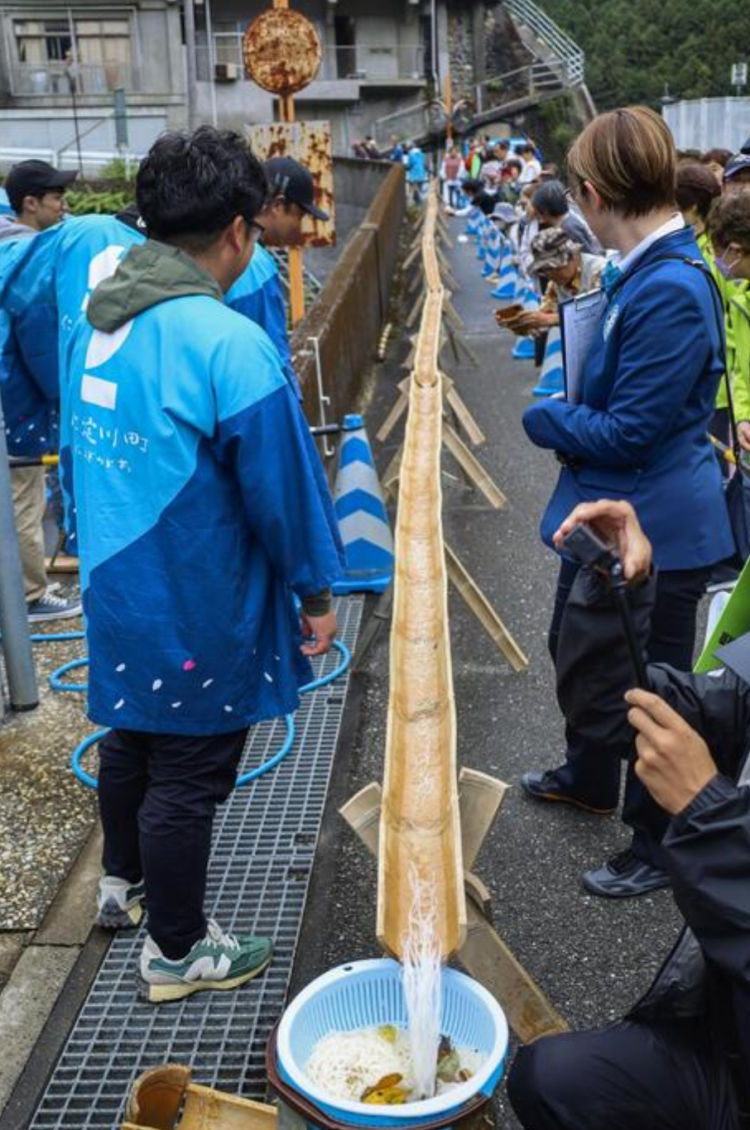 日本高知县仁淀川町刷新流水素面吉尼斯纪录 日本高知县仁淀川町刷新流水素面吉尼斯纪录