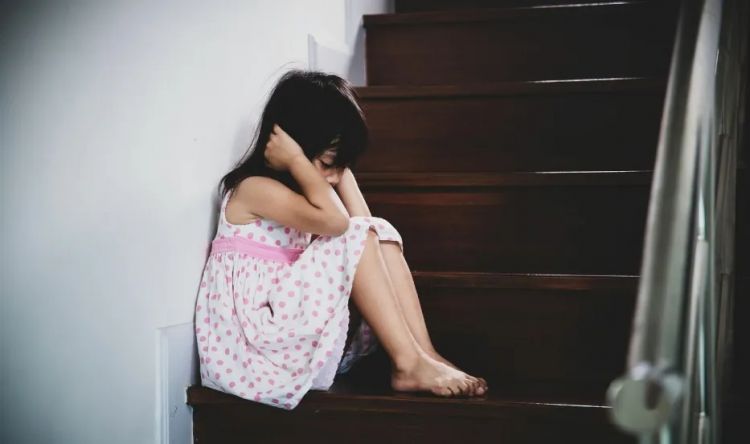 比“裸孩”还惨!继父和亲生母亲长年虐女,致其大小便失禁,却只被判12年?! 比“裸孩”还惨!继父和亲生母亲长年虐女,致其大小便失禁,却只被判12年?!