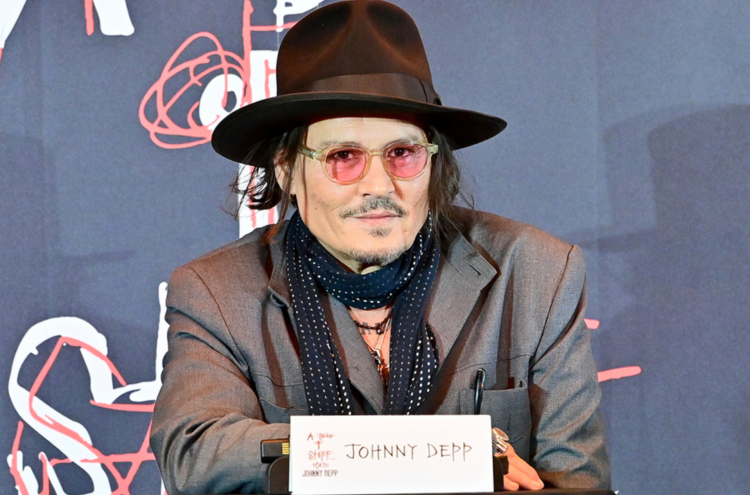 德普时隔8年半访日 记者会迟到77分钟