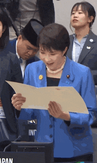 交际花高市早苗和其他领导人搂搂抱抱!日本人观点两极分化,有人要“守护高市的笑容” 交际花高市早苗和其他领导人搂搂抱抱!日本人观点两极分化,有人要“守护高市的笑容”