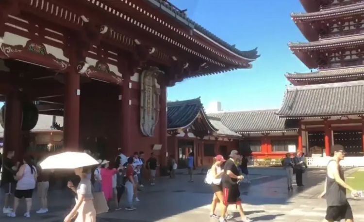 中国男游客浅草寺大喊「鬼子」...用「冥币求签」还拍片吸流量，网友怒了