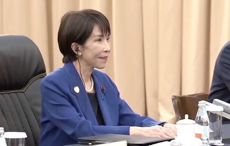 交际花高市早苗和其他领导人搂搂抱抱!日本人观点两极分化,有人要“守护高市的笑容” 交际花高市早苗和其他领导人搂搂抱抱!日本人观点两极分化,有人要“守护高市的笑容”