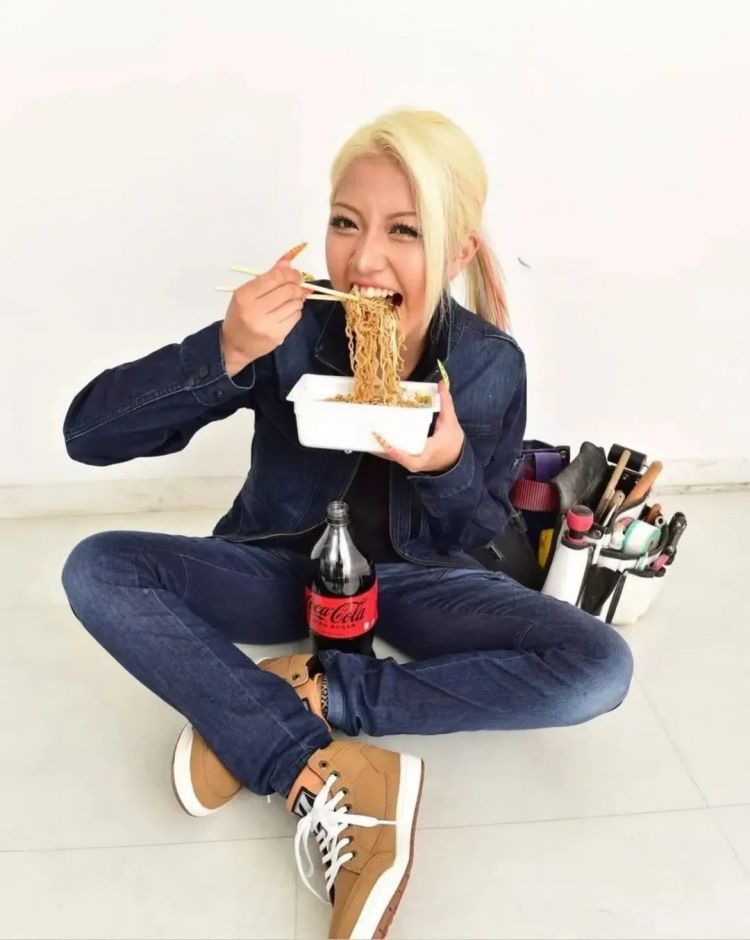 17岁日本辣妹辍学边当杂志模特边工地搬砖，长指甲断了上胶水，和工友打成一片？