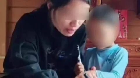 比“裸孩”还惨!继父和亲生母亲长年虐女,致其大小便失禁,却只被判12年?! 比“裸孩”还惨!继父和亲生母亲长年虐女,致其大小便失禁,却只被判12年?!