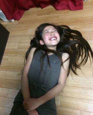 17岁日本辣妹辍学边当杂志模特边工地搬砖，长指甲断了上胶水，和工友打成一片？