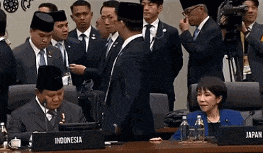 交际花高市早苗和其他领导人搂搂抱抱!日本人观点两极分化,有人要“守护高市的笑容” 交际花高市早苗和其他领导人搂搂抱抱!日本人观点两极分化,有人要“守护高市的笑容”