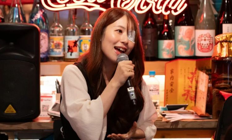日本大专女孩打工途中左眼失明!恢复后出道当歌手,却被指责装可怜? 日本大专女孩打工途中左眼失明!恢复后出道当歌手,却被指责装可怜?