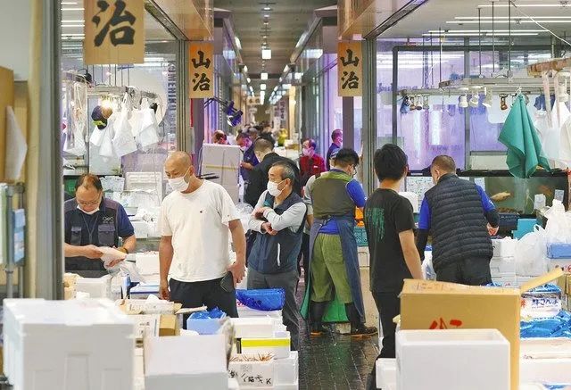 中国大妈被捕，只因偷了10块钱的鱼骨头？日本网友：这下知道她家店卖的都是啥了吧…