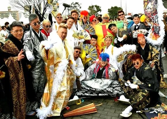 成人式穿得像花圈的不良少年，怎么成了日本独特的文化符号？