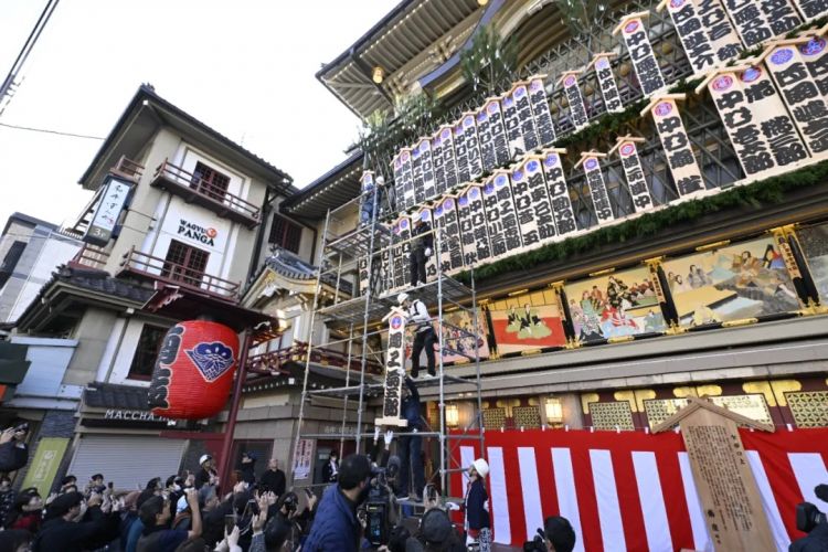 红木、金漆、四百年:在东京与京都,推开歌舞伎的大门 红木、金漆、四百年:在东京与京都,推开歌舞伎的大门