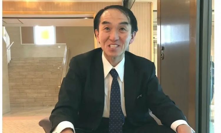 日本政府公务车闯红灯撞车导致百姓1死8伤！日本网友：谁指使的？