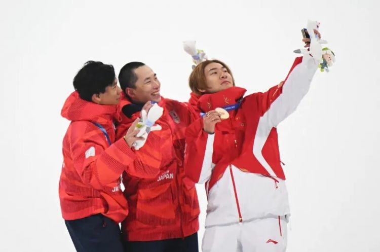 苏翊鸣冬奥会上对两位日本选手 苏翊鸣冬奥会上对两位日本选手"摸头杀",日媒下标题称:“这就是中国选手的人品...”