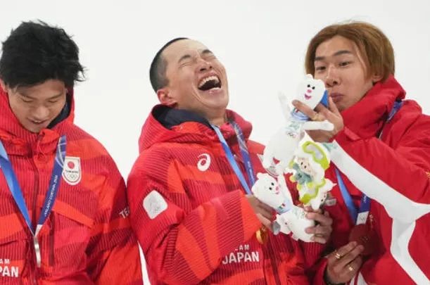 苏翊鸣冬奥会上对两位日本选手 苏翊鸣冬奥会上对两位日本选手"摸头杀",日媒下标题称:“这就是中国选手的人品...”