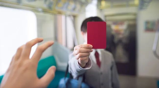 东京男性每6人就有1人「搭电车被性骚扰」，4成来自同性「男人摸」，4成来自女性，还有2成性别不明……