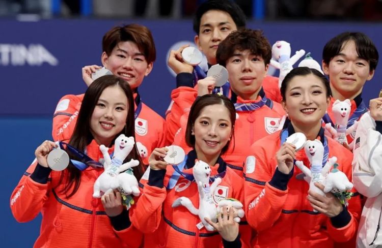 第275期：众议院选举大胜 日本进入高市早苗首相时代？米兰冬奥日本花滑团体摘银；平成的山口百惠闪婚？| 百通板