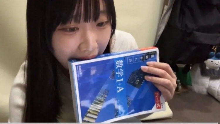 樱花妹把数学书“含一口”后挂上网卖,竟拍卖了3.5万日元!日本网友吵翻了:这是新型炼金术?! 樱花妹把数学书“含一口”后挂上网卖,竟拍卖了3.5万日元!日本网友吵翻了:这是新型炼金术?!