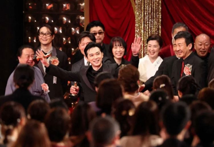 第280期：高市早苗否决女性天皇论？本田汽车估算巨额赤字？经典日剧《深夜食堂》将拍续集；第49届日本电影学院奖 | 百通板