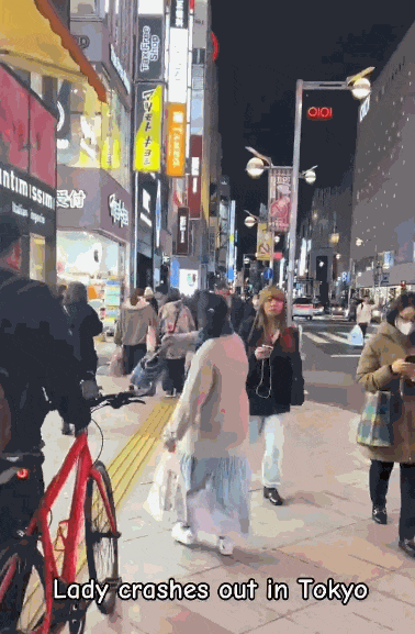 中国台湾母女在东京涩谷街头被恶意撞飞!撞人者被全网“通缉”,但也有日本人骂被撞是“活该”? 中国台湾母女在东京涩谷街头被恶意撞飞!撞人者被全网“通缉”,但也有日本人骂被撞是“活该”?