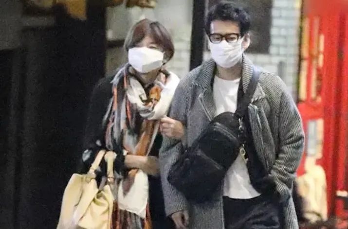 日剧四天王--唐沢寿明丁克30年，被老婆山口智子管的“死死的”，家里的3条禁令惊呆所有人....