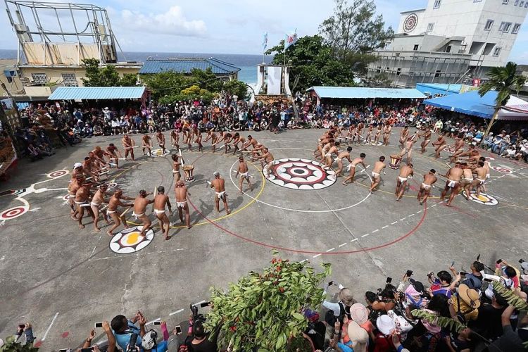 日本上万个男人赤裸肉搏，害三人晕倒送进ICU！日本网友：他们连命都不要了吗？