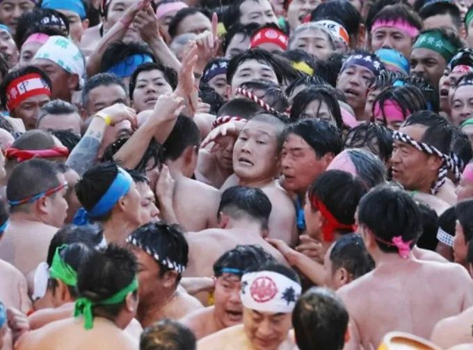日本上万个男人赤裸肉搏，害三人晕倒送进ICU！日本网友：他们连命都不要了吗？