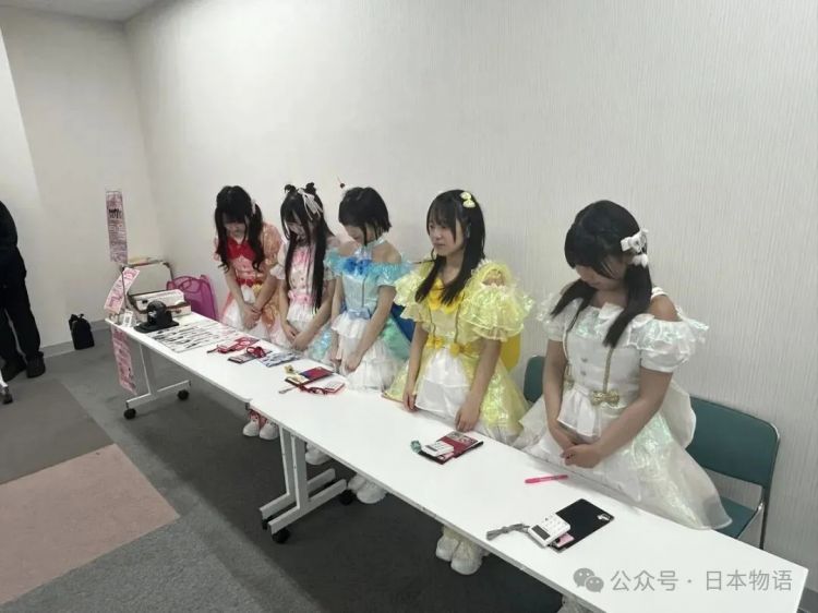 日本地下偶像见面会出现“0人到场”，女团们哭了的照片惹人心疼后人气暴涨