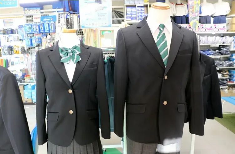 一套校服竟要两千块?!“抹除个性”的统一校服正在日本逐渐登场…… 一套校服竟要两千块?!“抹除个性”的统一校服正在日本逐渐登场……