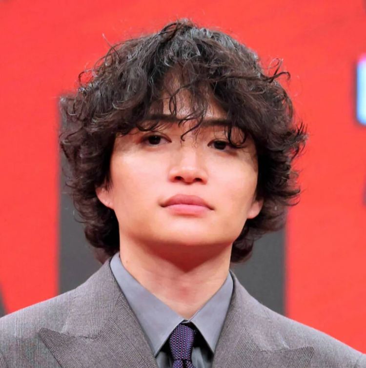 第285期：高市早苗入选时代百大人物 但支持率再创新低？日本大幅放宽武器出口限制？网飞将拍高达真人版 | 百通板