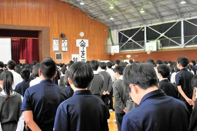 日本13岁女生坠楼自杀五年后，妈妈打开她手机的那一刻，哭到说不出话