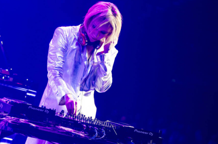 YOSHIKI术后首度完整公演含泪致谢 颈椎三度手术涅槃重生