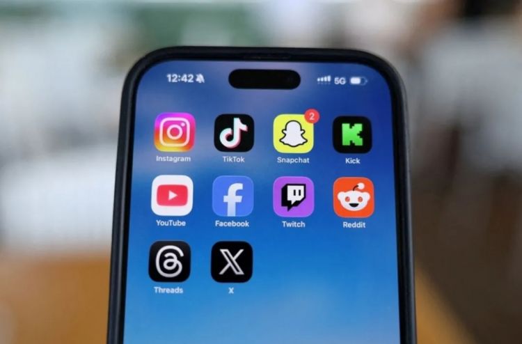 第285期：高市早苗入选时代百大人物 但支持率再创新低？日本大幅放宽武器出口限制？网飞将拍高达真人版 | 百通板