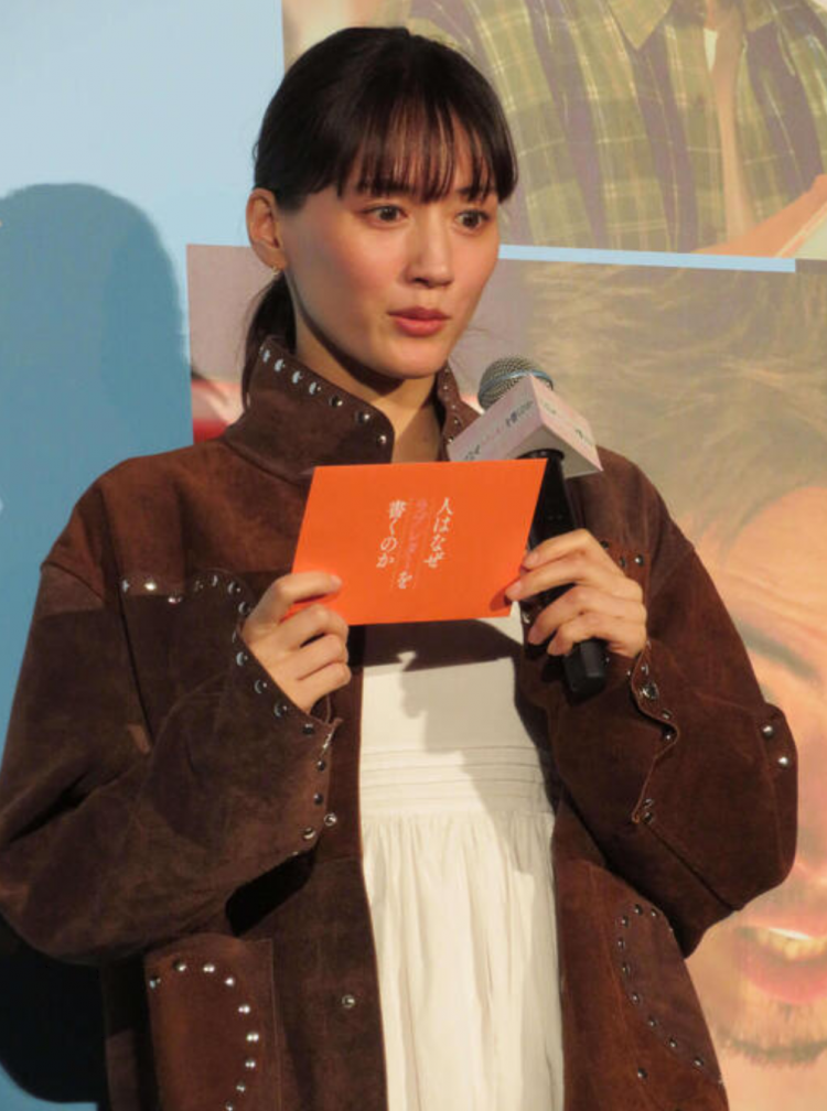 绫濑遥亲笔3万封情书赠影迷 新片《人为何要写情书》