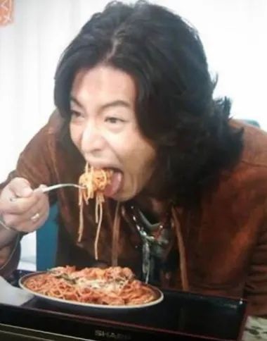 木村拓哉吃相难看引争议？手肘撑桌、伸舌头、吧唧嘴…日网：50多岁的人还这么没教养！
