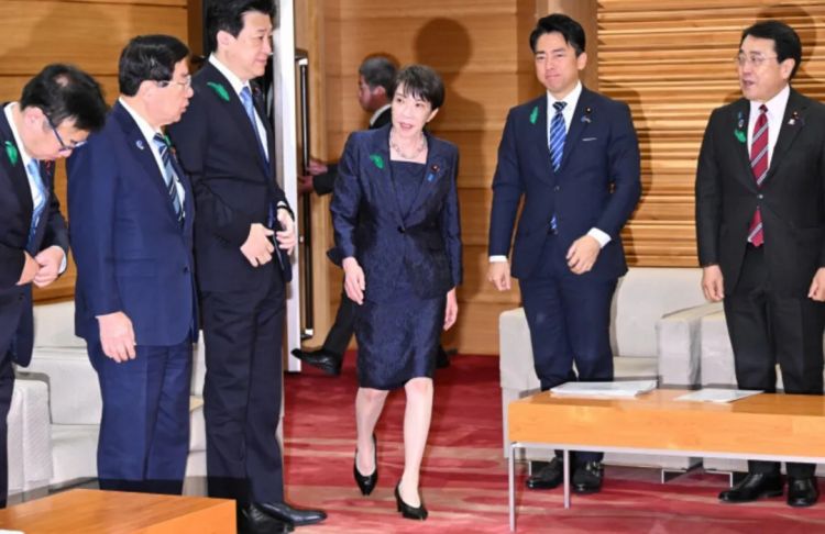 第285期：高市早苗入选时代百大人物 但支持率再创新低？日本大幅放宽武器出口限制？网飞将拍高达真人版 | 百通板