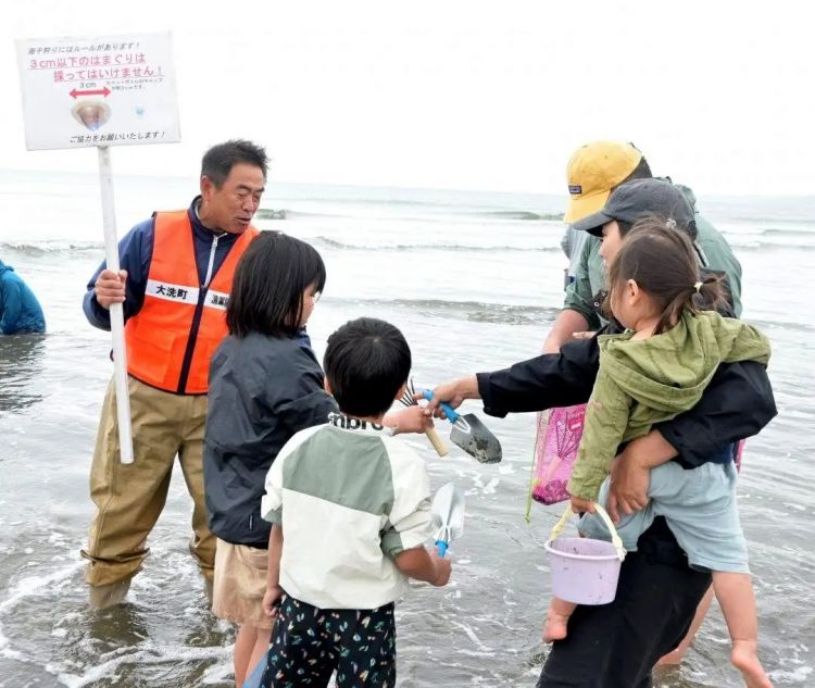 日本网友破防了!中国女子在海滩徒手偷挖3公斤蛤蜊,当场被抓认罪 日本网友破防了!中国女子在海滩徒手偷挖3公斤蛤蜊,当场被抓认罪