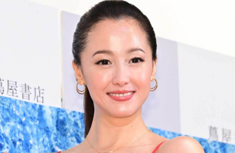 泽尻英龙华时隔19年推出新写真集 素颜出镜坦言40岁后更需保养 泽尻英龙华时隔19年推出新写真集 素颜出镜坦言40岁后更需保养
