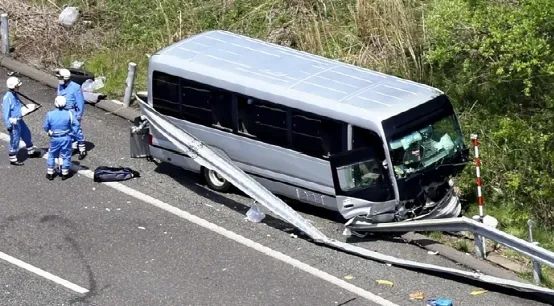 日本高速公路发生事故，致车内十余名学生死伤！肇事车辆系黑车，竟是校方为了省钱？