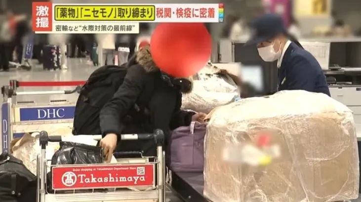 日本机场疯狂盯上越南游客？！海关扒开行李箱，大姐当场沉默…网友看完直呼：这波操作我给负分！