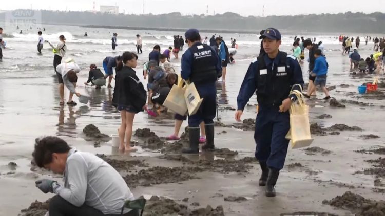 日本网友破防了!中国女子在海滩徒手偷挖3公斤蛤蜊,当场被抓认罪 日本网友破防了!中国女子在海滩徒手偷挖3公斤蛤蜊,当场被抓认罪